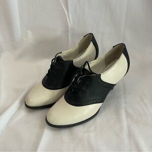 NWOT 👠📣 G.H. Bass and Company Glenbrook white black saddle shoes with heel 9.